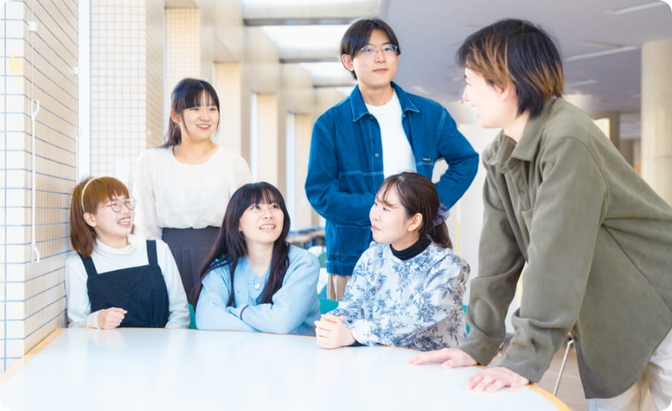 学生たちが教室の机で談笑している様子